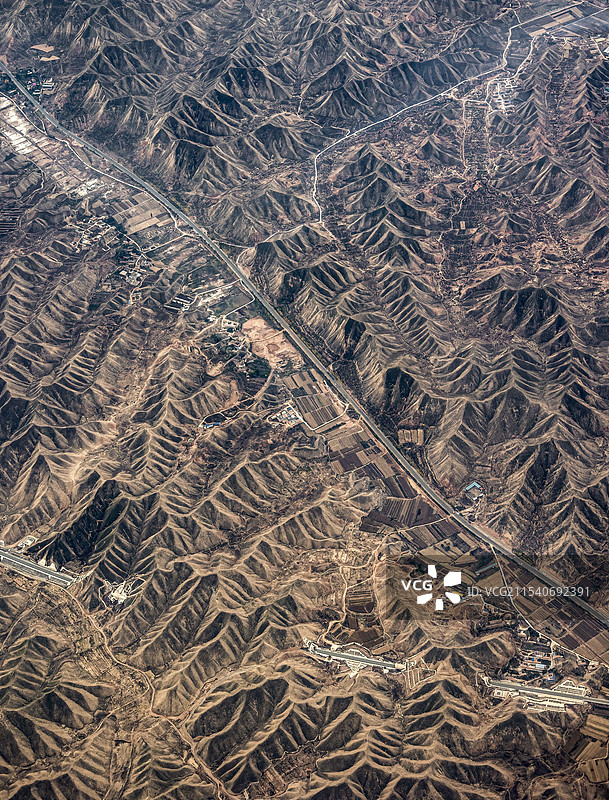 甘肃省白银市白银区强湾乡上窑背后山谷中条形村镇农田航拍视角图片素材