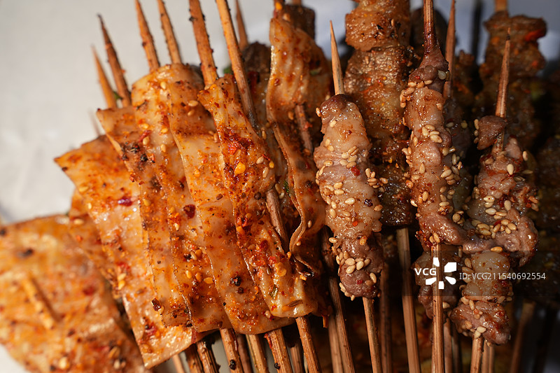 香辣烤豆腐皮和羊肉串图片素材