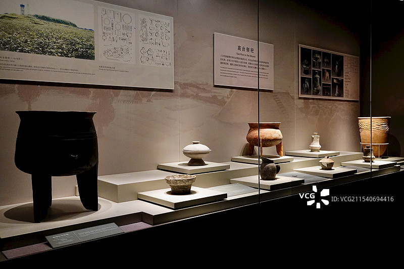 上海历史博物馆展厅高台祭祀展品陶器图片素材