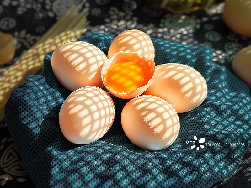 光影里的鸡蛋.静物图片素材