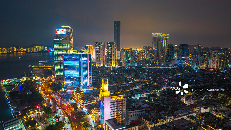 厦门市思明区城市天际线（夜景灯光），可见轮渡码头、建设银行大厦、世茂海峡中心、海关大楼等地标建筑图片素材