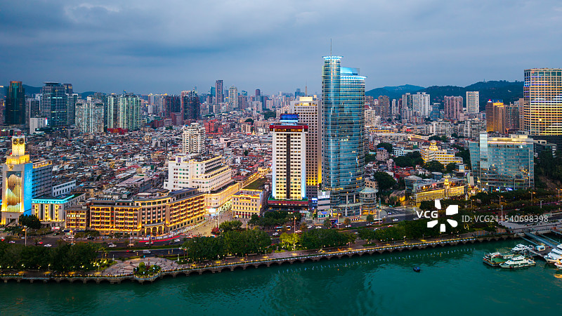 厦门市思明区城市天际线（夜景灯光），可见轮渡码头、建设银行大厦、世茂海峡中心、海关大楼等地标建筑图片素材