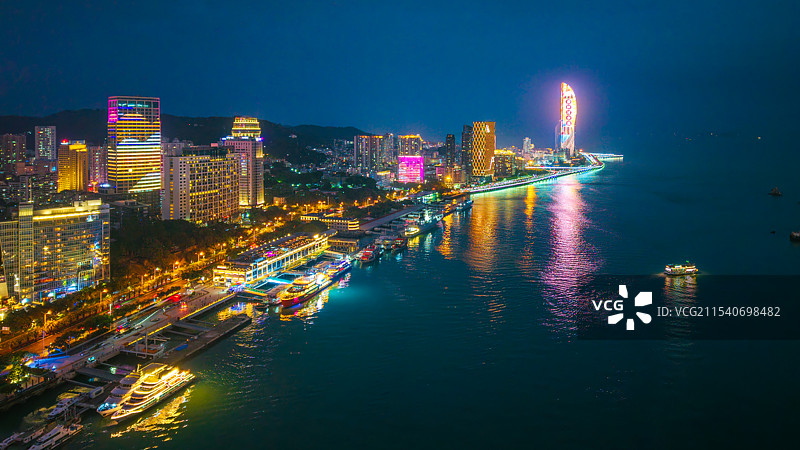 厦门市思明区城市天际线（夜景灯光），可见轮渡码头、建设银行大厦、世茂海峡中心、海关大楼等地标建筑图片素材