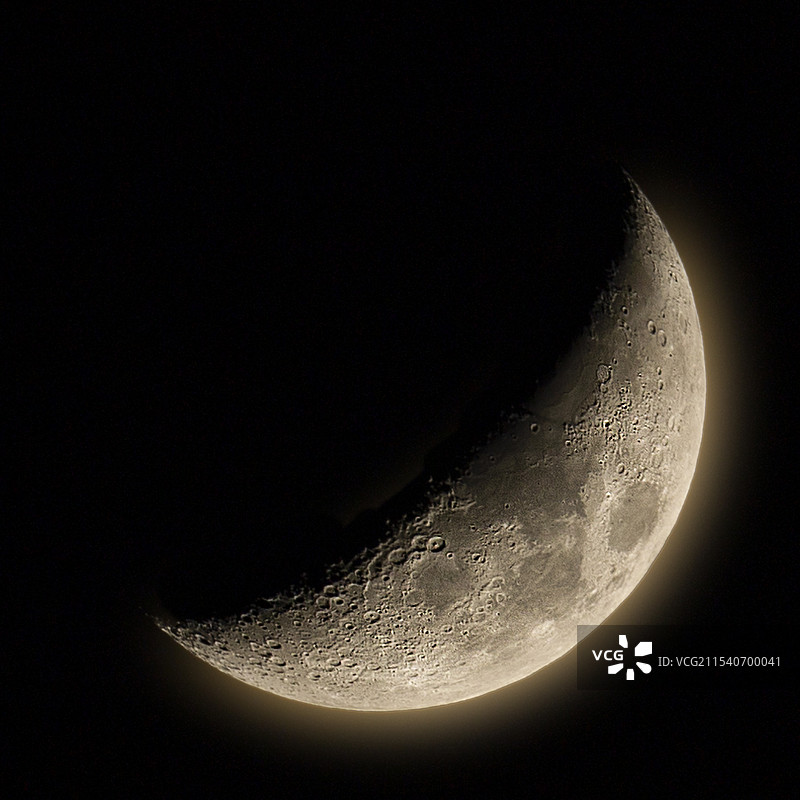 清晰发光蛾眉月图片素材