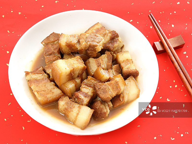 红色桌面上的一道中餐家常菜红烧肉图片素材