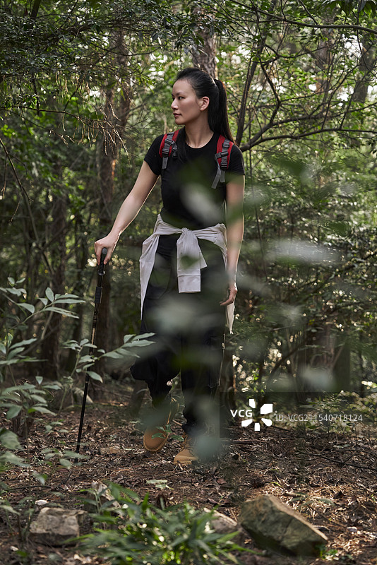 山中徒步攀登的年轻女子图片素材