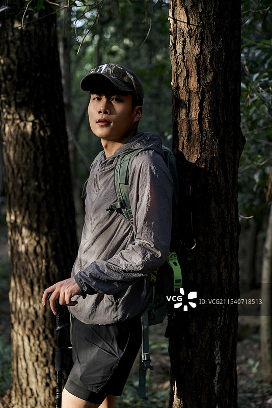 山中徒步的年轻男子图片素材
