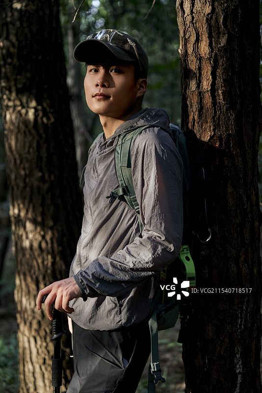 山中徒步的年轻男子图片素材
