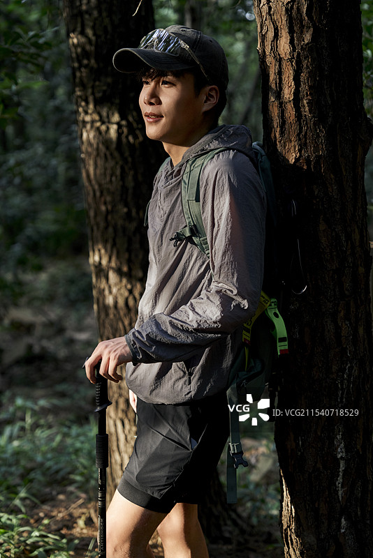 山中徒步的年轻男子图片素材