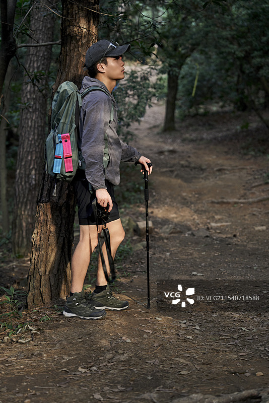 山中徒步的年轻男子图片素材