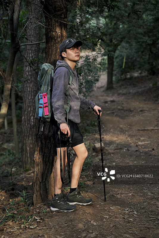 山中徒步的年轻男子图片素材