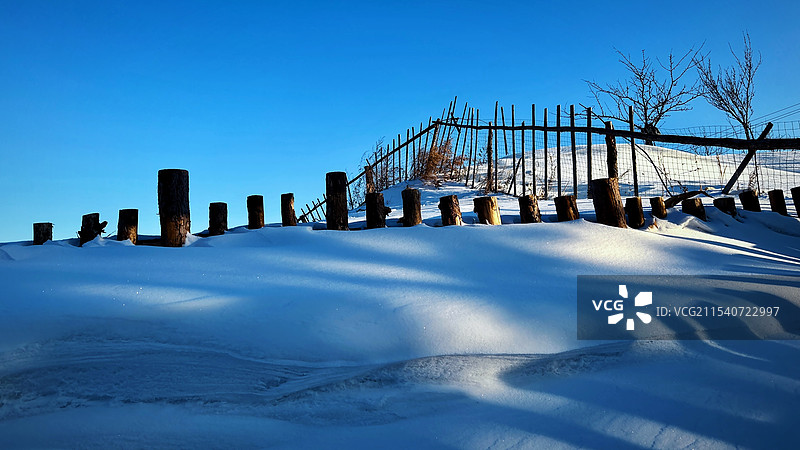 雪地上的光影图片素材
