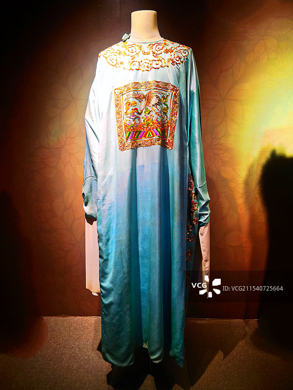 花圆领官服为古代品阶较高的文职官员所穿（图为官服湖蓝地排金纤戈绣秀花圆领）图片素材