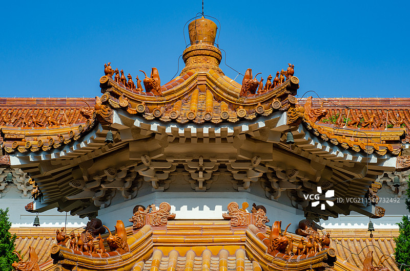 青岛美术馆的黄色琉璃瓦亭子屋顶图片素材