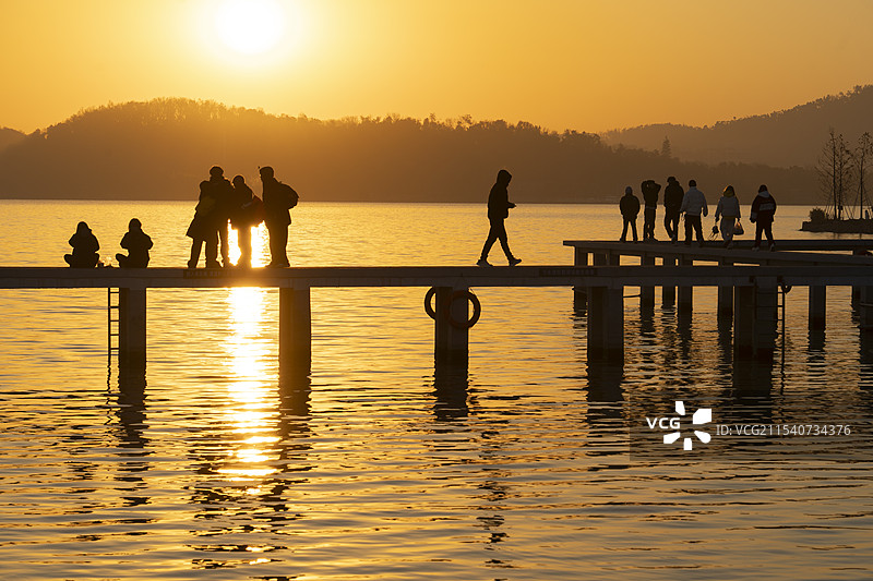 武汉东湖凌波门 看日出的人群图片素材