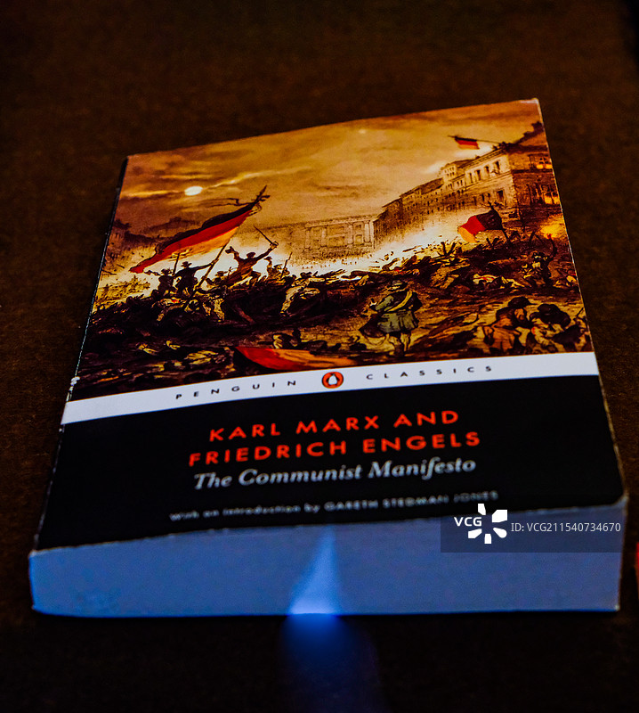 100种共产党宣言，共产党宣言专题展，100个版本大日共产党宣言一百种共产党宣言，理想照耀中国，图片素材
