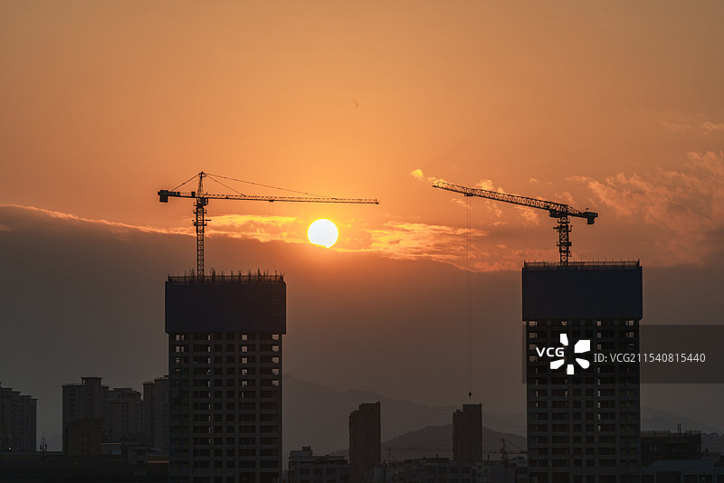 夕阳下的建筑工地图片素材
