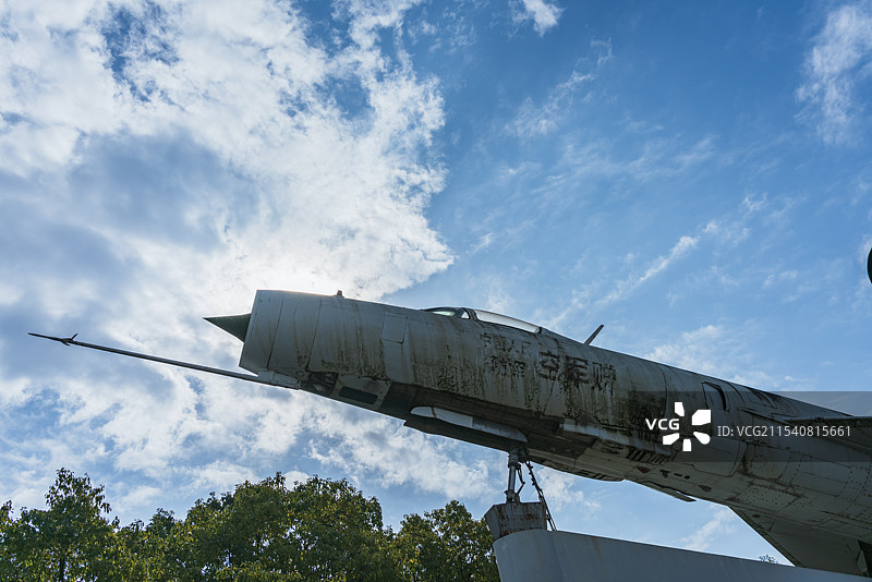 蓝天白云下的飞机图片素材