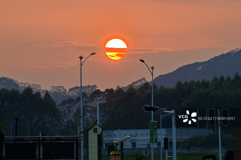 日落时街灯对天空的低角度视图图片素材