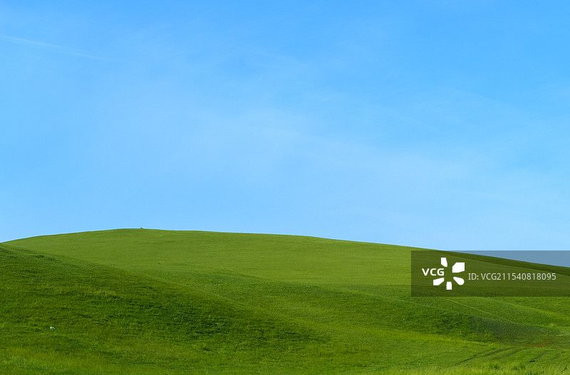 蓝天下的草原风景- Windows图片素材