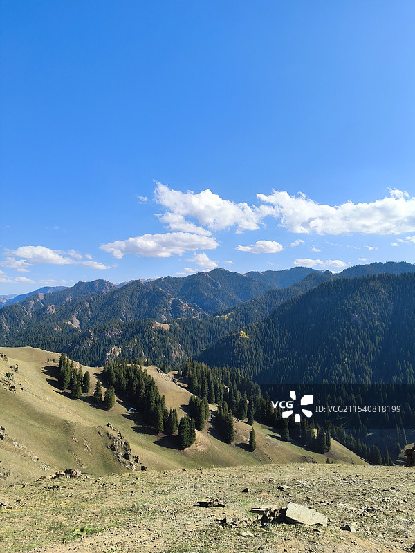 蓝天下的新疆木垒哈萨克自治县马圈湾景区图片素材