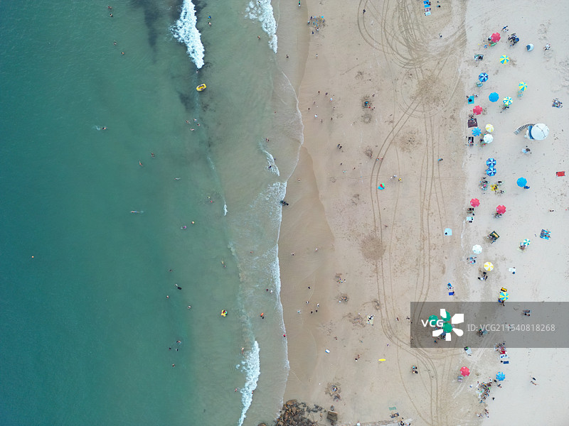 上帝视角下的沙滩和大海图片素材