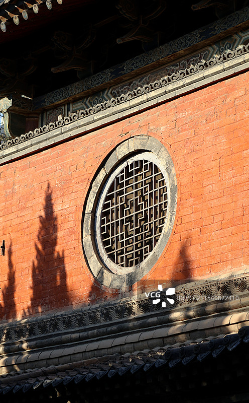 树影斑驳的窗图片素材