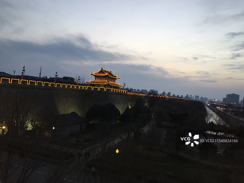 黄昏中的西安古城墙图片素材