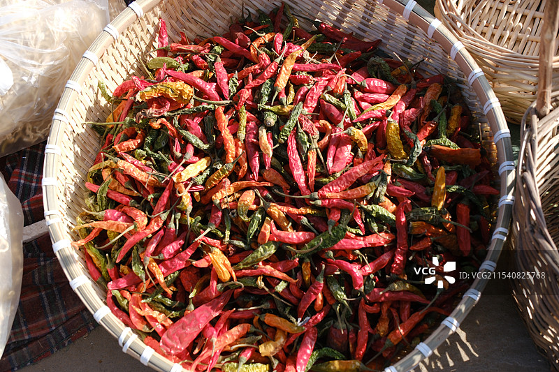 山村年货大集上的红绿辣椒特写（红红火火过春节）图片素材
