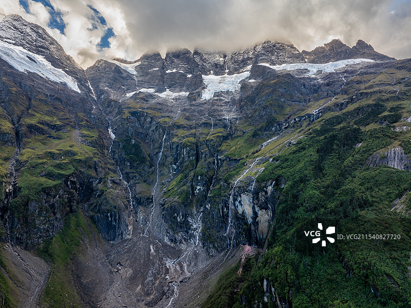中国云南省迪庆藏族自治州德钦县雨崩景区神瀑航拍图片素材