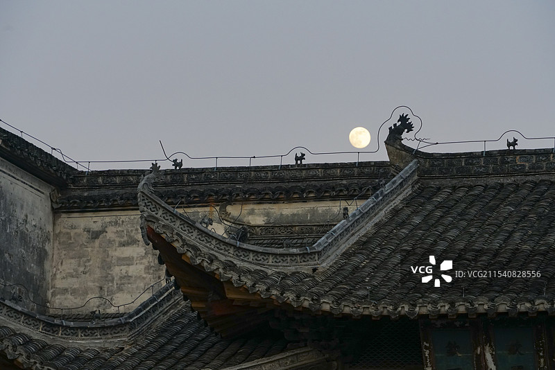 黄山市南屏村月亮下的古建筑屋檐图片素材