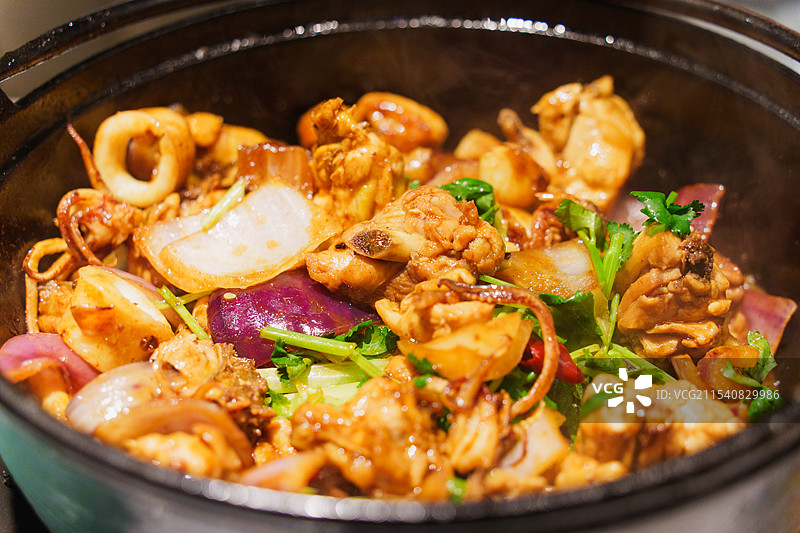 特色粤菜美食特写：奇味鸡煲图片素材
