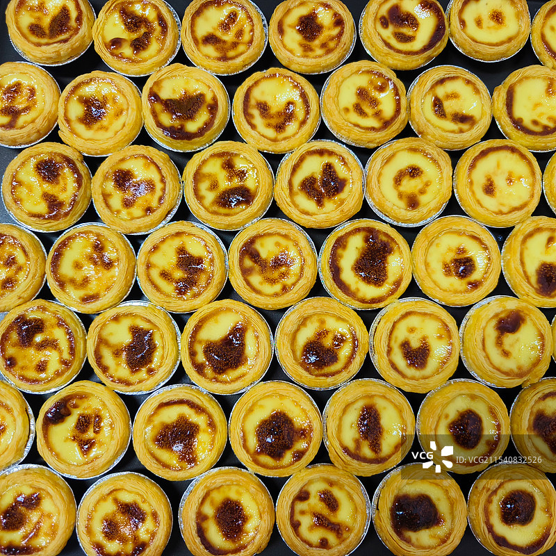 澳门小吃葡式蛋挞高视角特写图片素材