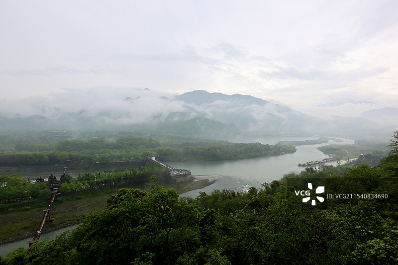 从秦堰楼俯瞰雨后都江堰全景，美不胜收图片素材