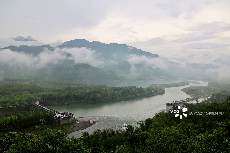 从秦堰楼俯瞰雨后都江堰全景，美不胜收图片素材