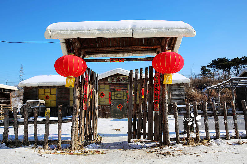 游客在沈阳棋盘山关东影视城游览2025年迎春灯会。图片素材