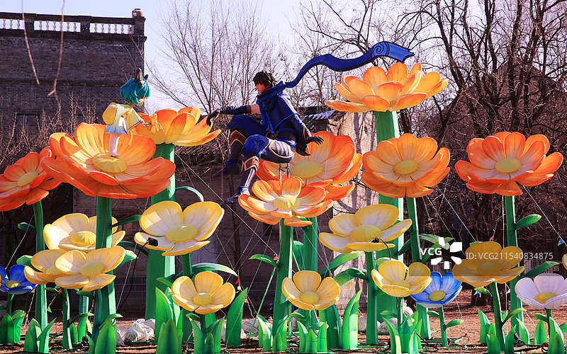 游客在沈阳棋盘山关东影视城游览2025年迎春灯会。图片素材