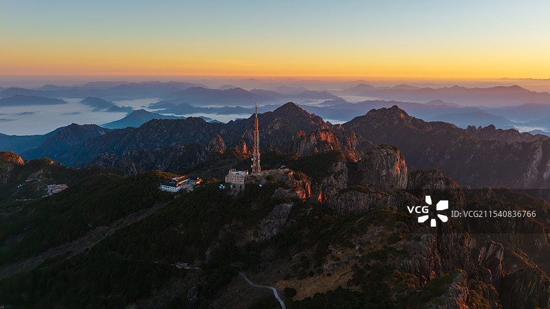 安徽黄山航拍：光明顶日出风景图片素材