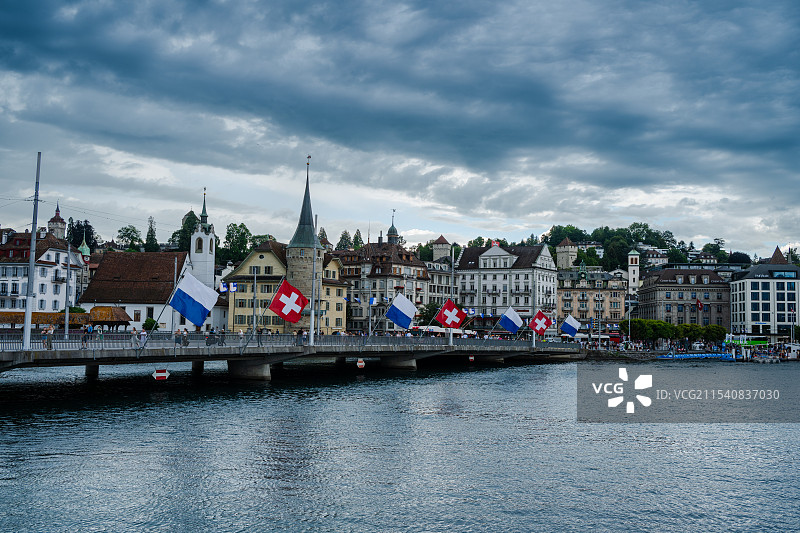 瑞士卢塞恩风光-阴云下的卢塞恩湖和建筑图片素材