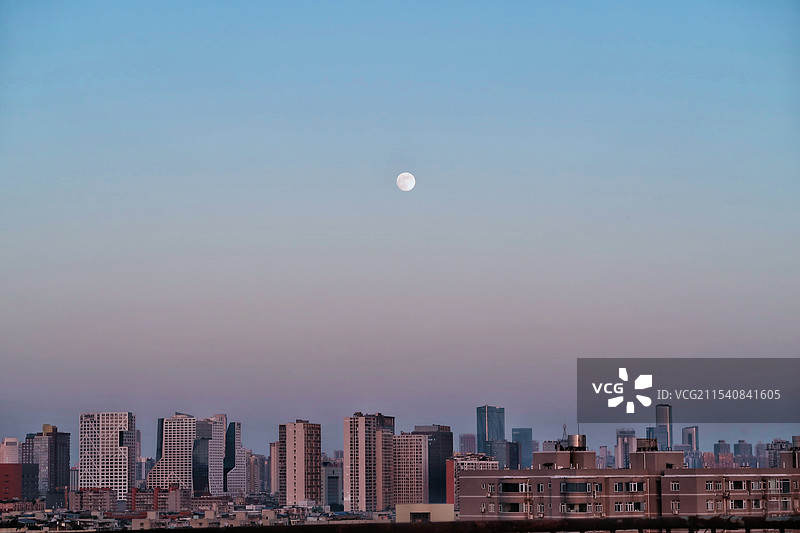 城市天际线与月亮图片素材