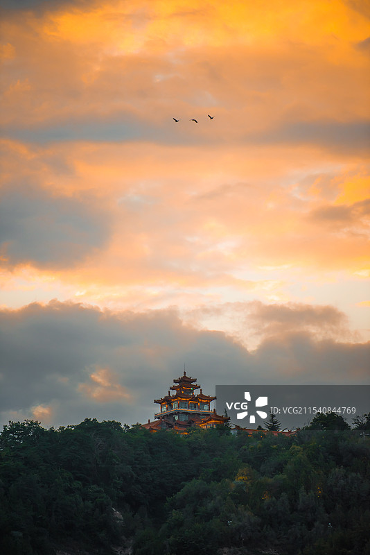 黄河铁桥对面夕阳下的风景图片素材