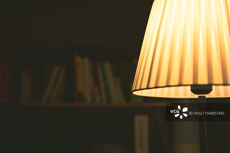 书房里昏暗的落地灯图片素材