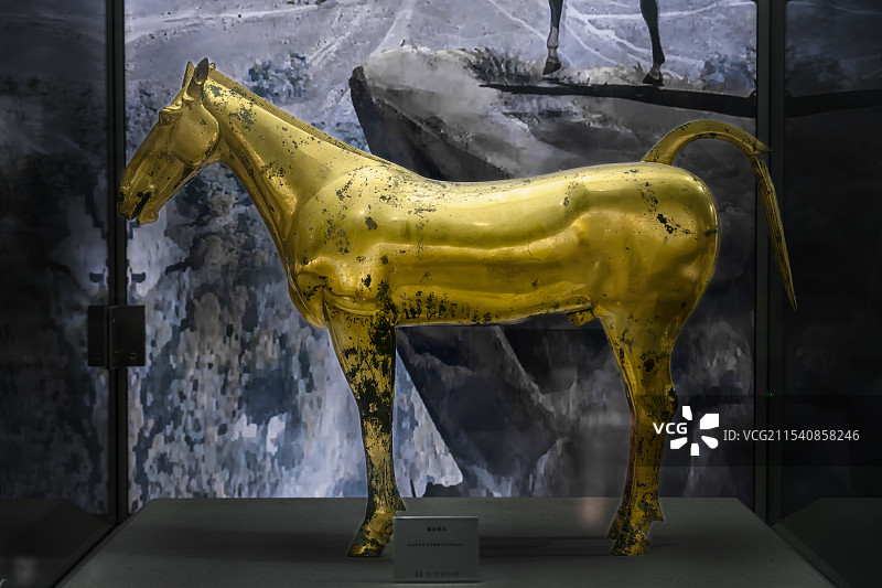 陕西咸阳茂陵博物馆展品鎏金铜马图片素材