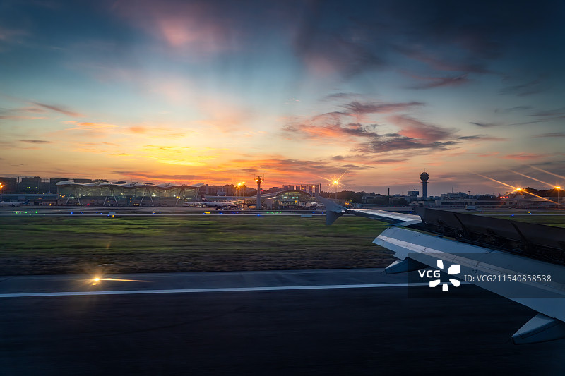 重庆江北机场日落跑道图片素材
