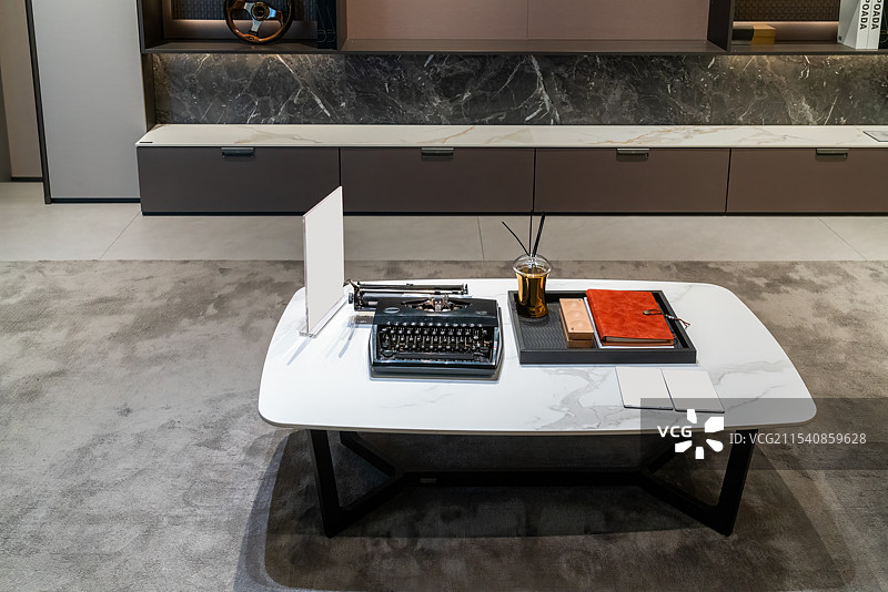 建筑室内装修，摆着老式打字机的茶几图片素材