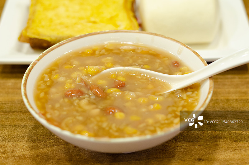 餐桌上的营养粥和馒头煎蛋图片素材