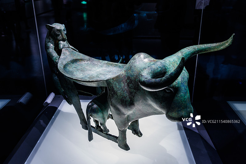战国牛虎铜案·云南玉溪江川李家山古墓群遗址24号墓·云南省博物馆藏图片素材