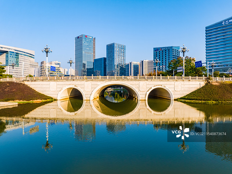 航拍广州黄埔知识城凤凰湖三孔桥图片素材