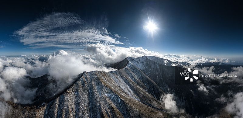 陕西宝鸡秦岭太白山冬季云海日落图片素材