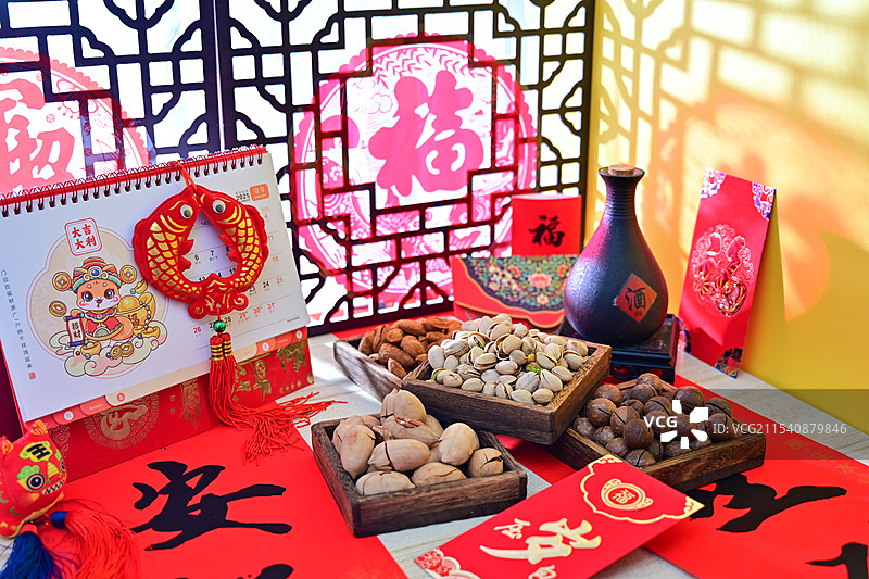 中国传统新年春节美食干果白酒祝福拜年图片素材